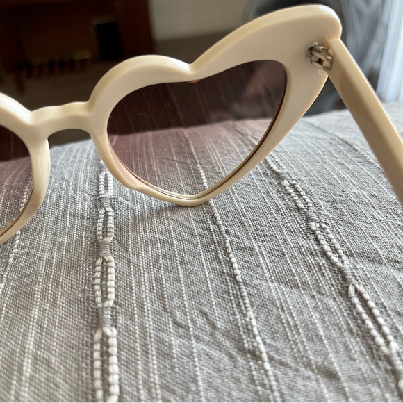 💜 Heart Sunglasses 💜 - Picture 6 of 8